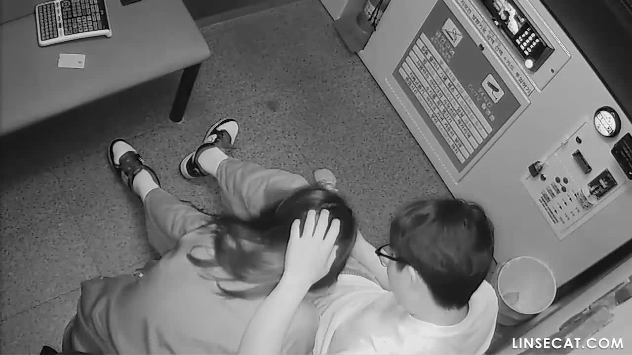 [신작] 안경 낀 뚱뚱한 남자가 인터넷에서 여러 가지 요령을 터득해 여자친구의 G스팟을 찾아냈습니다. 강렬한 자극에 여자친구는 거의 사정할 뻔했습니다. [해킹된 한국 노래방 IP 카메라] [단독 영상] 썸네일