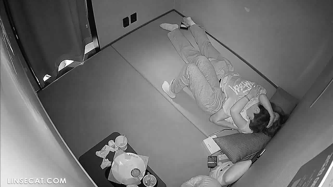 [신작] 대학 시절 가장 사귀고 싶은 여자, 통통한 몸매와 청순한 외모를 가진 그녀. 남자친구는 그녀를 매우 존중하며 가슴만 만진다. 그는 그녀의 보지는 만지지 않고, 바지를 입고 발기한 성기로 그녀의 보지를 문지를 뿐이다. [해킹된 한국 영화실 IP 카메라] [단독 영상] 썸네일