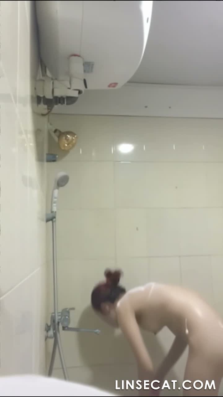 샤워하는 아시아 여성 다섯 명을 훔쳐봤다. 날씬한 한국 여성은 의외로 가슴이 컸고, 중국 여성은 능숙하게 서서 소변을 봤으며, 태국 여성이 가장 아름다웠다 썸네일