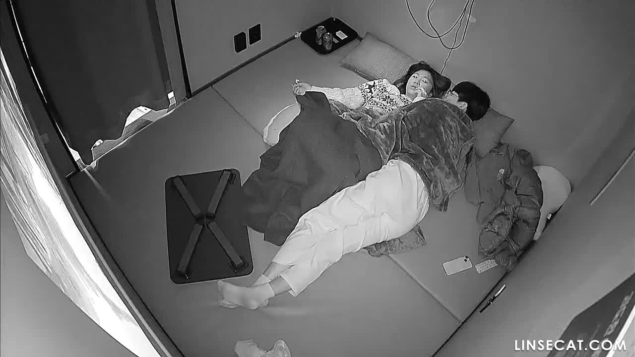 [신작] 1월 2일, 두 사람은 5시간 동안 성관계를 가졌고, 그 과정에서 여자친구는 7번의 오르가즘을 경험했습니다. 여자친구가 오르가즘을 느낄 때마다 남자친구는 계속해서 그녀의 음핵을 자극했고, 이로 인해 그녀는 공공장소에서 사정할 뻔했습니다. [해킹된 한국 IP 카메라 영상] [단독 영상] 썸네일