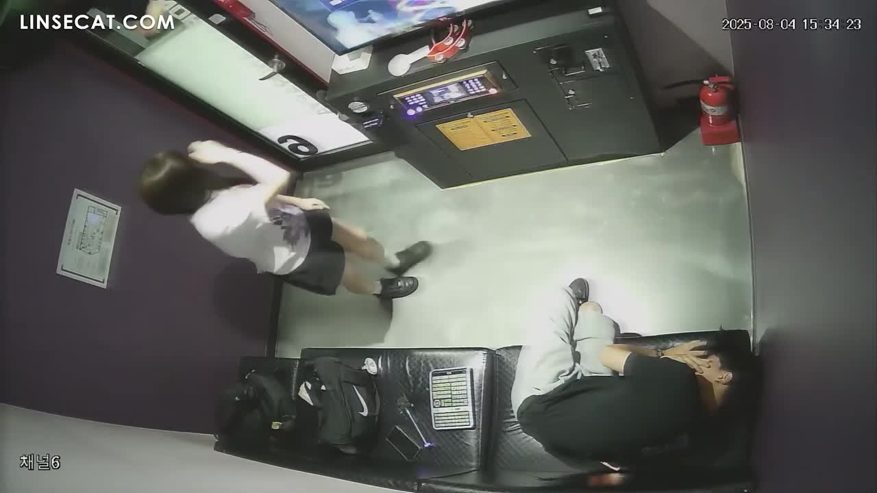 [신작] 인기 커플의 첫 손가락 섹스. 여자는 끊임없이 남자친구에게 손가락을 사용하라고 힌트를 주고 유도한다. 20대에 성욕이 왕성한 여자친구가 있다는 건 축복이다. 매일 섹스하고 싶어지니까. [한국 노래방 해킹 IP 카메라] [단독 영상] 썸네일