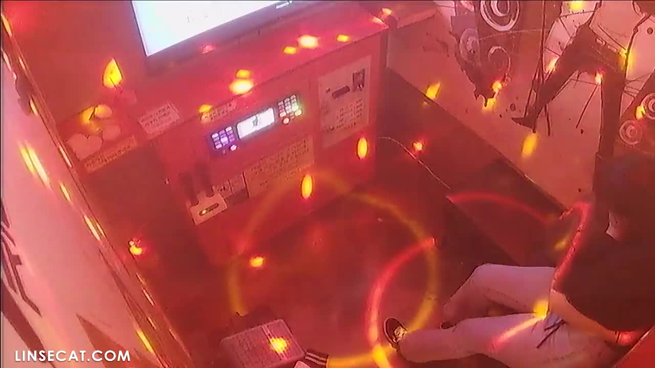 [신작] 두 커플. 첫 번째 남자는 여자친구에게 발기한 자신의 성기를 만지도록 강요했습니다. 두 번째 여자의 목은 매우 예민해서 키스만 해도 오르가즘을 느낄 수 있습니다. [해킹된 한국 노래방 IP 카메라] [단독 영상] 썸네일