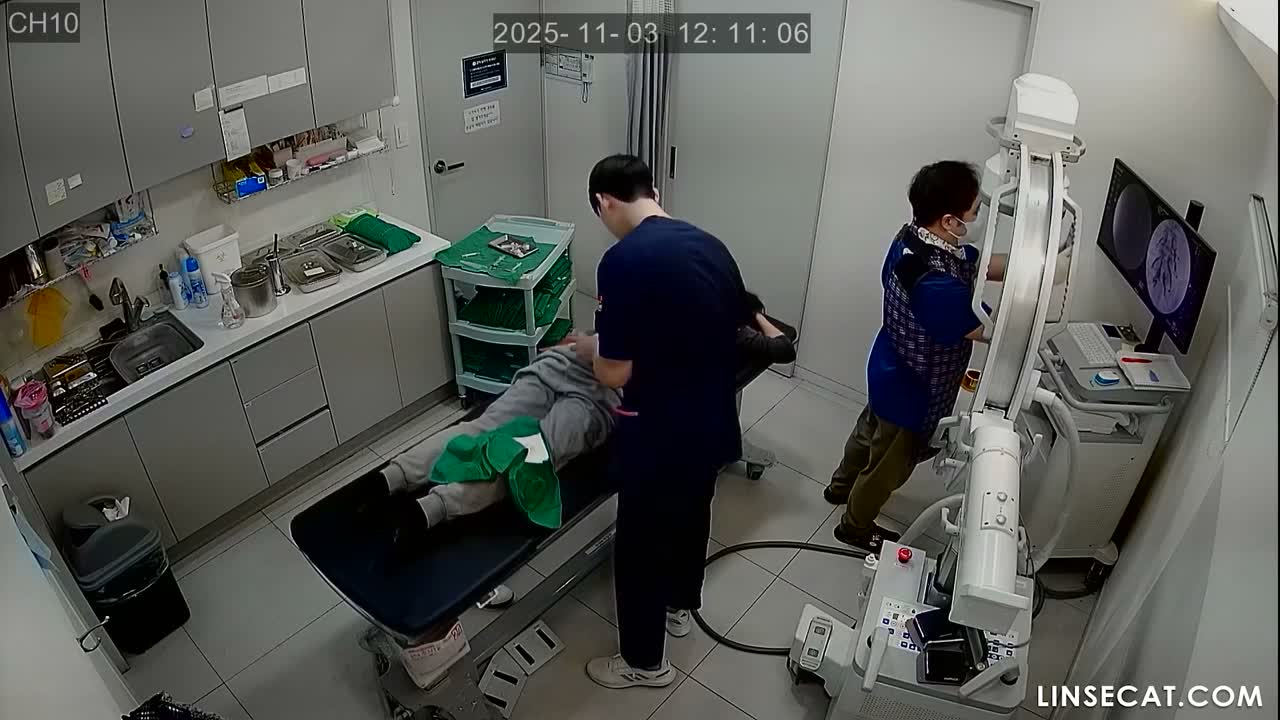 [신작] 새로 온 여의사는 간호사에게 남자 의사를 진료실 밖으로 안내해 달라고 부탁하고 옷을 갈아입으러 들어왔다. 이 여의사는 대부분의 환자들보다 훨씬 매력적이었다. [한국 병원 해킹된 IP 카메라 영상] [단독 영상] 썸네일