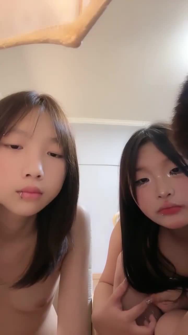 우리 셋이서 화끈하게 놀고 있어 썸네일