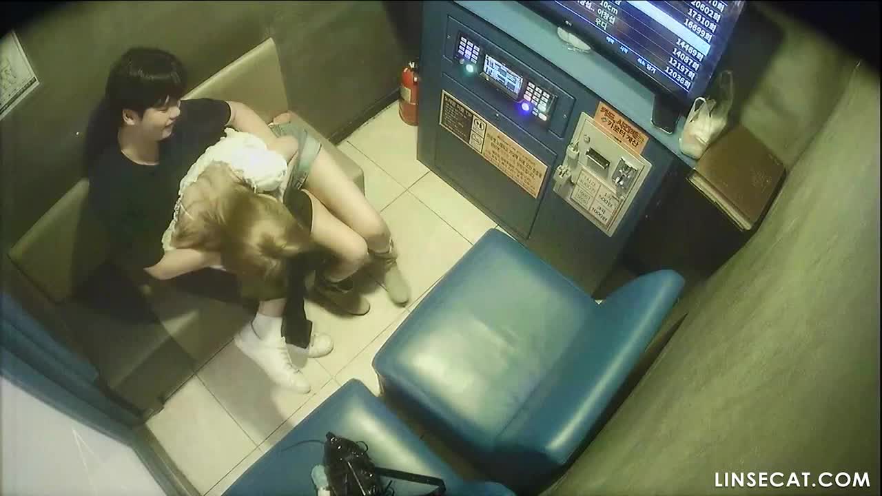 [신작] 활발한 세 소녀. 한 소녀는 노래를 부르면서 남자친구의 성기를 만지고 싶어 했고, 남자친구가 손을 떼면 못마땅한 척했다. [한국 노래방 해킹 영상] [단독 영상] 썸네일