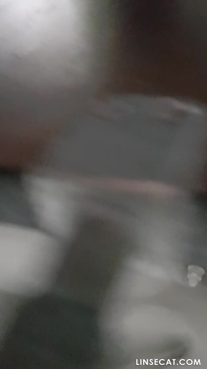 필라테스실 화장실에 잠입한 한국남자. 욕실에서 좋은 몸매를 가진 젊은 한국 여성 엿보기 썸네일