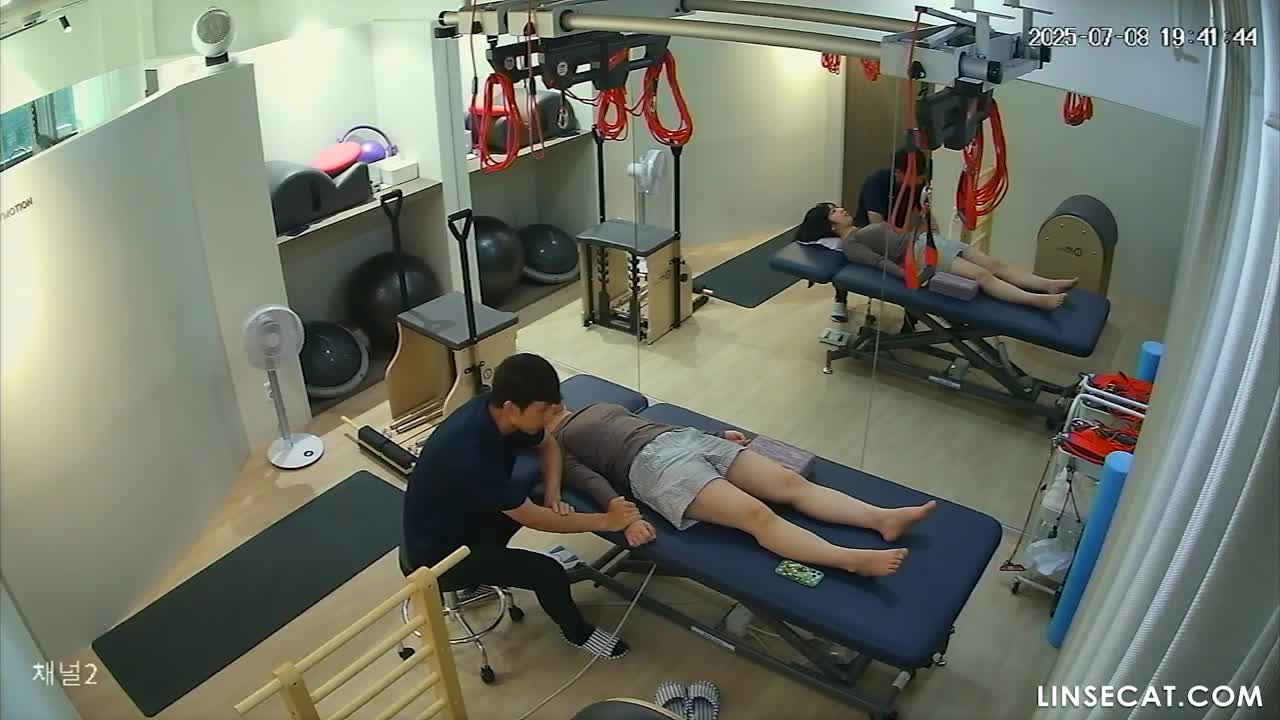 [신작] 한 남성 필라테스 강사가 휴대전화를 만지작거리며 여성 수강생의 엉덩이를 만지고 있었다. 창가에 서 있던 여성 강사는 발끝으로 서서 조용히 방귀를 뀌었다. [해킹된 한국 IP 카메라 영상] [단독 영상] 썸네일