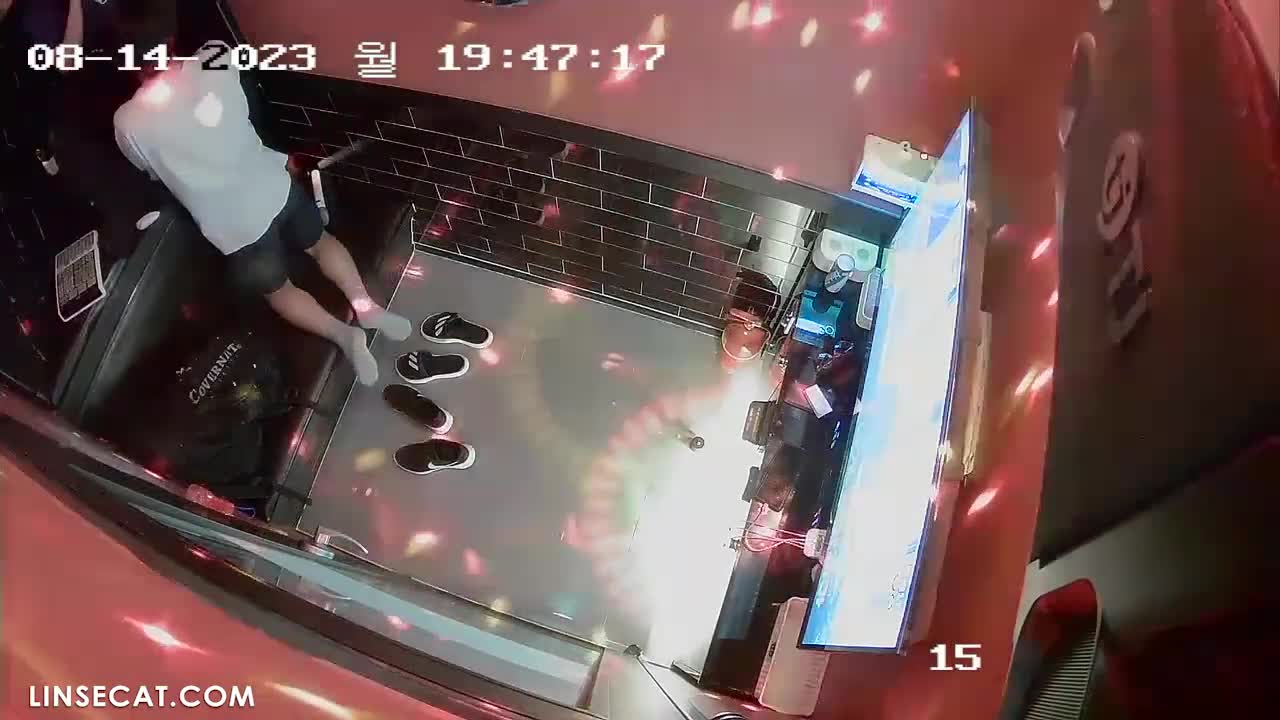 2023년 국내 한 노래방 IP 카메라가 해킹됐다. 여자친구가 노래하는 동안 재빨리 클리토리스를 문지른다 썸네일
